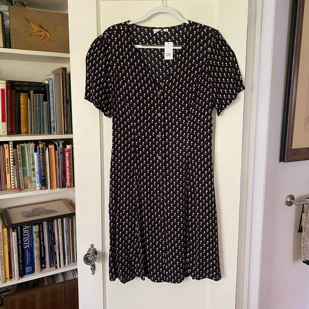 NWT Gap dress, ditsy print on black, button front, pockets size 12